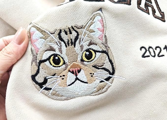 VIOLAVA Custom Cat Embroidered Christmas Sweatshirt – Personalized Pet Name Holiday Crewneck, Festive Gift for Cat Lovers